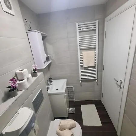 Cozy One Bedroom With Free Parking